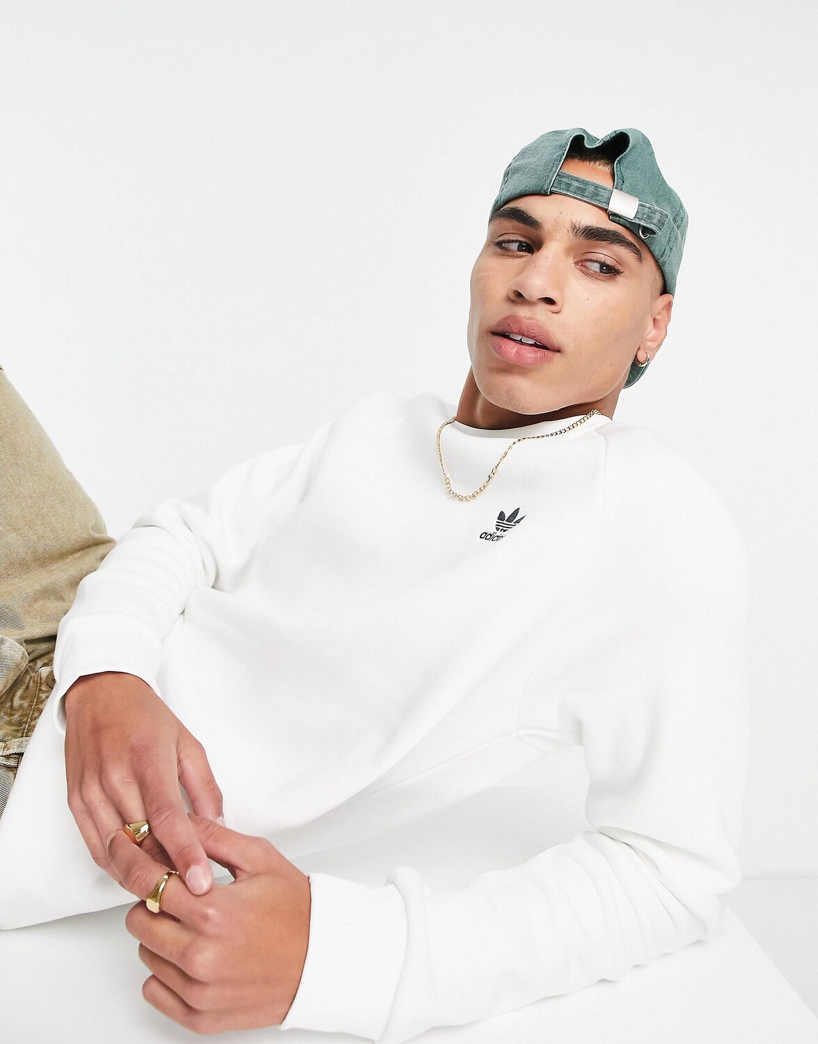 

Белая толстовка с небольшим логотипом adidas Originals Essentials