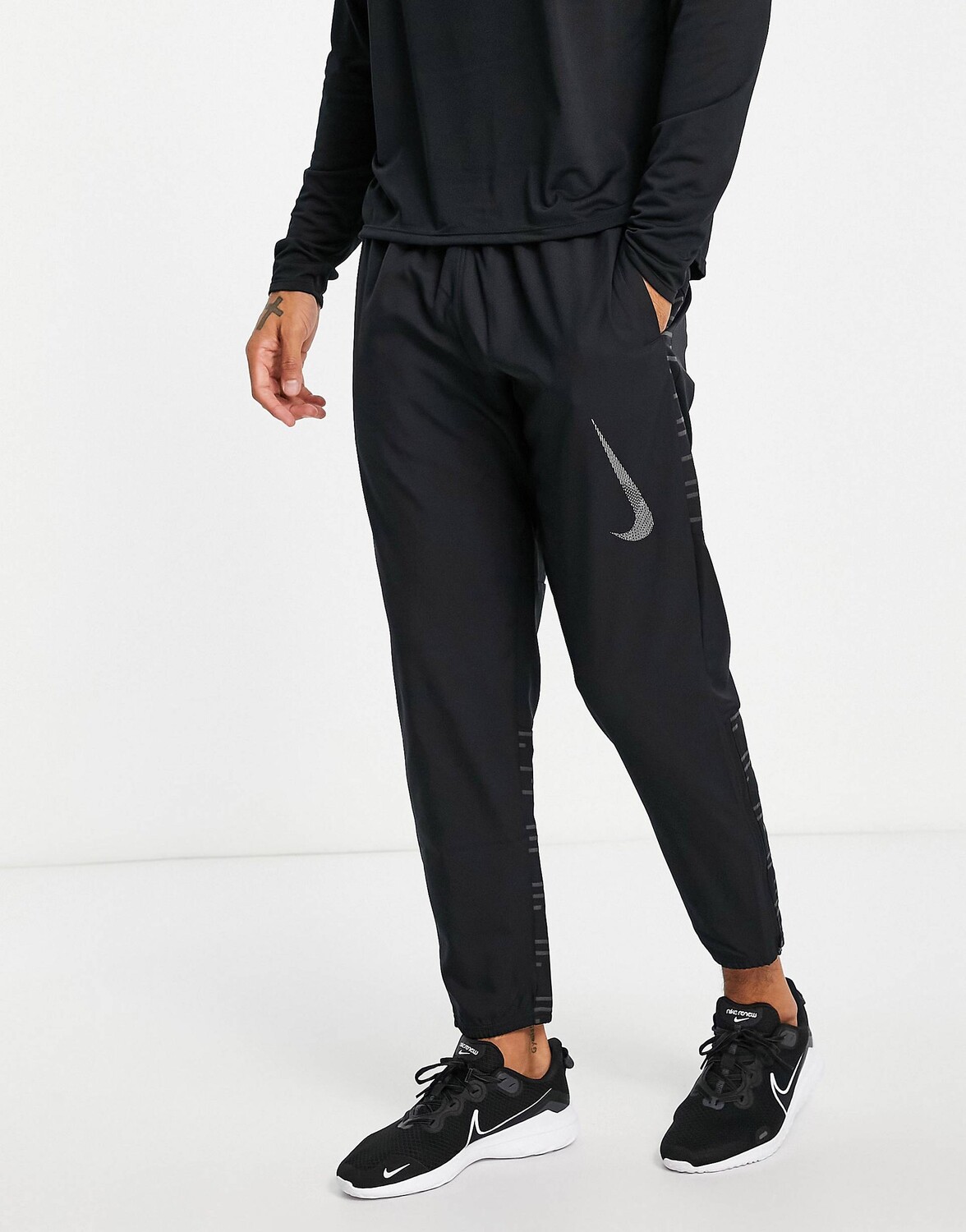 

Черные джоггеры Nike Running Run Division Challenger Flash