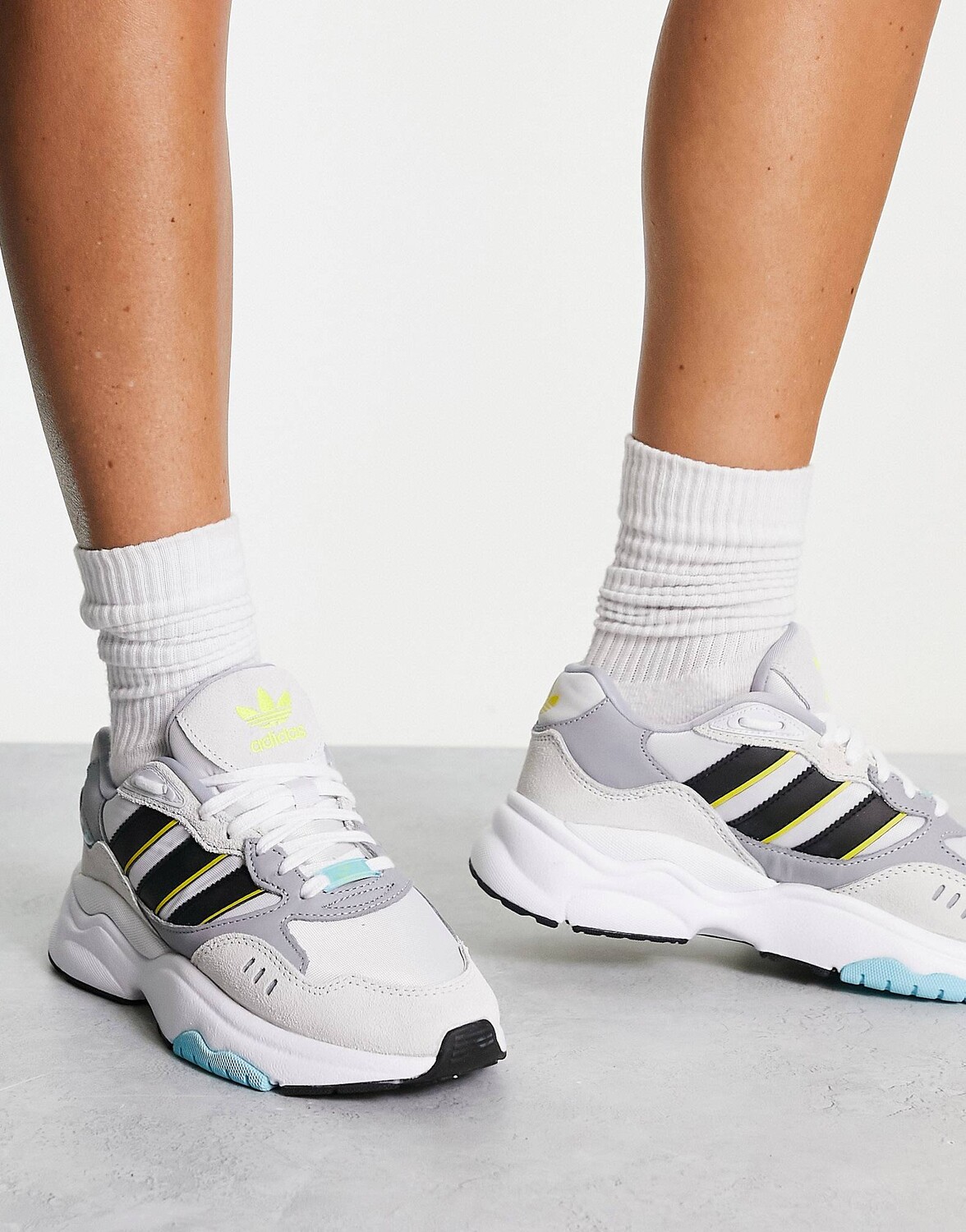 

Светло-серые кроссовки adidas Originals Retropy F90 с синими деталями