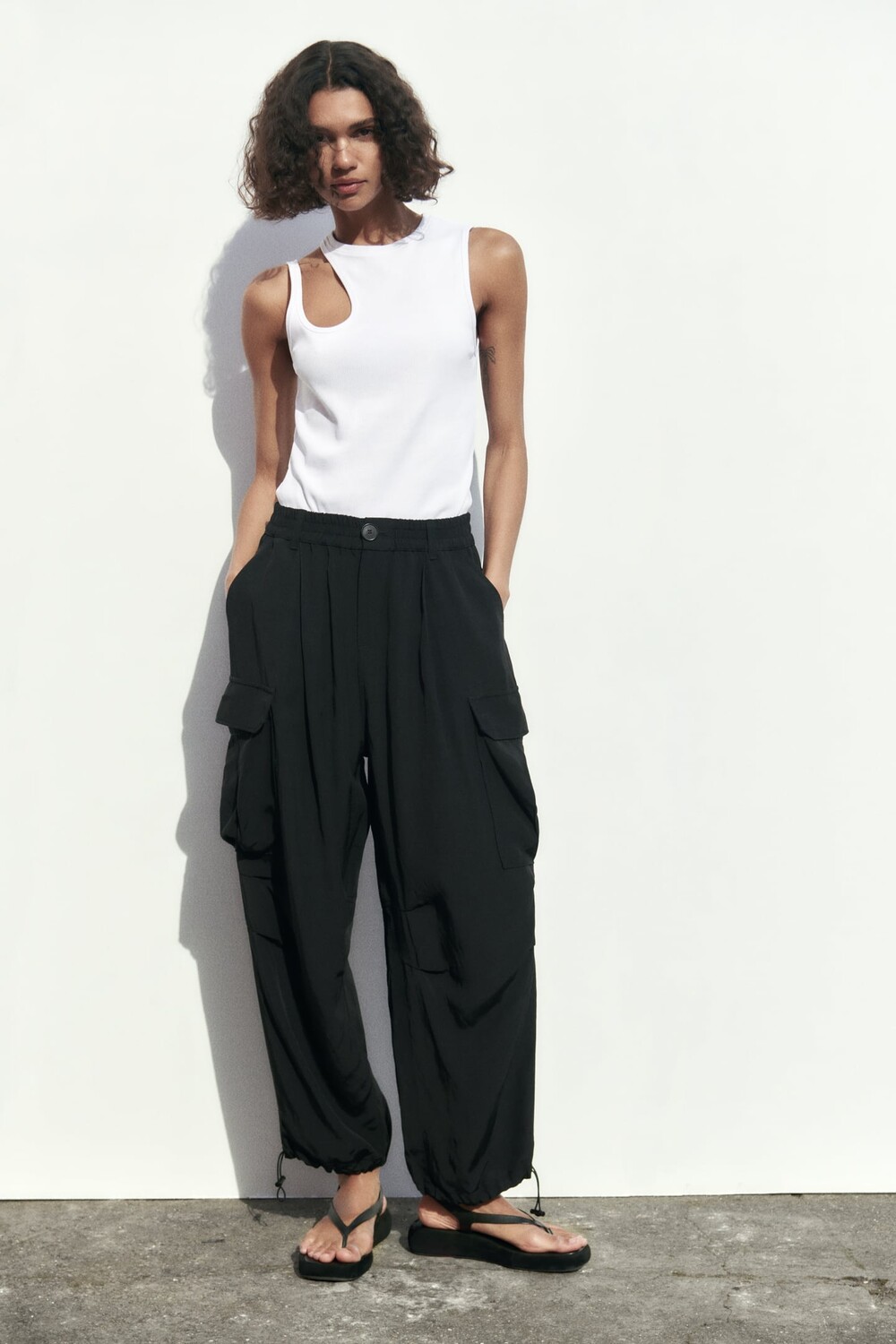 

Брюки карго из смешанного льна ZARA, черный
