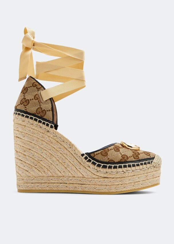 

Сандалии GUCCI GG matelassé platform sandals, бежевый