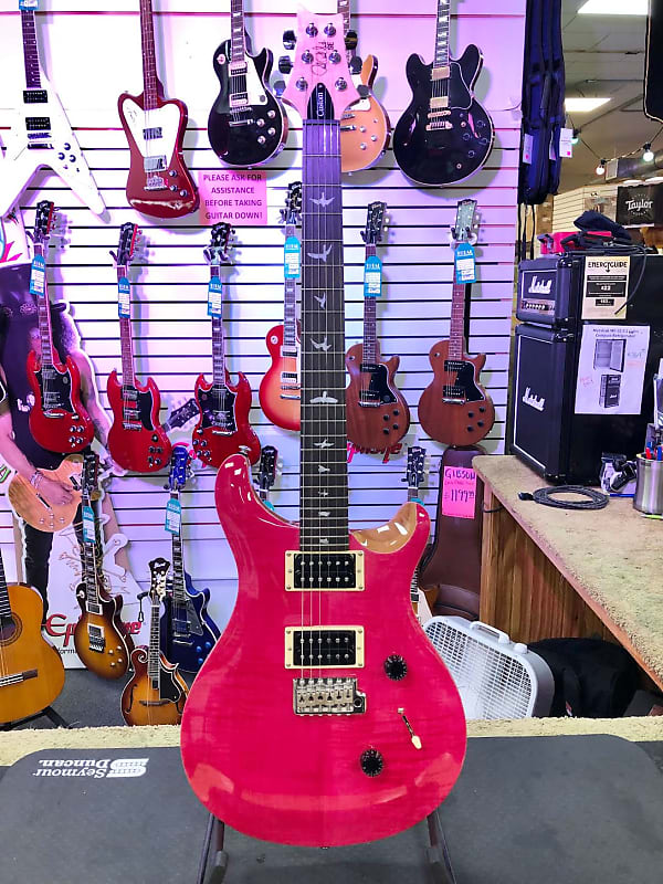 цена Paul Reed Smith SE Custom 24, Bonni Pink с натуральной спинкой. Включает сумку для гитары - в наличии! PRS 107993:BQ