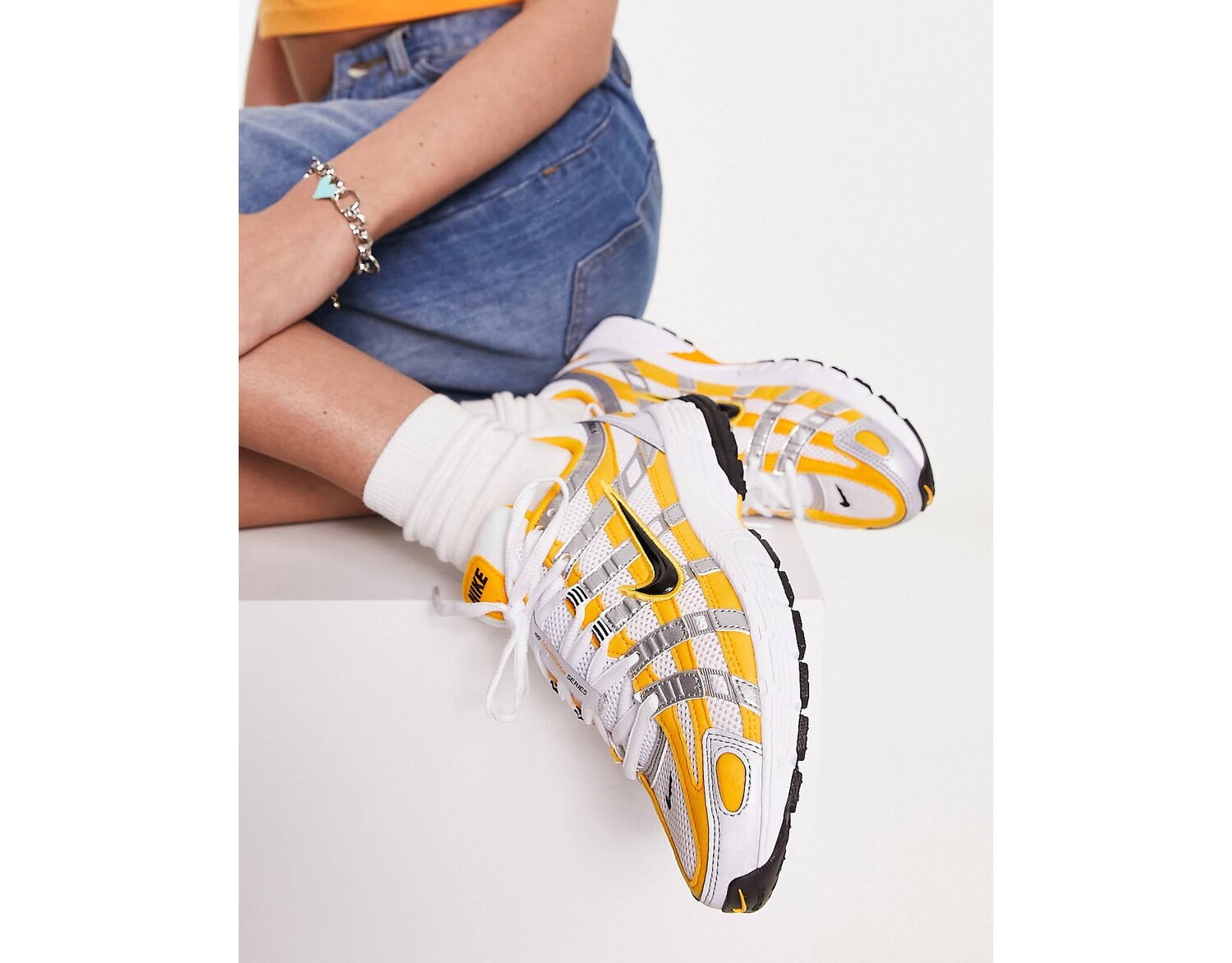 

Кроссовки Nike P-6000 серебристого цвета с оранжевыми солнечными часами, Оранжевый