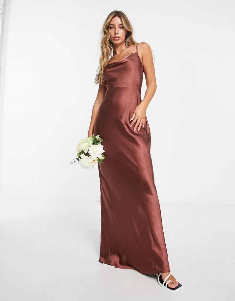 

Каштаново-коричневое атласное платье макси с воротником-хомутом Pretty Lavish Bridesmaid Keisha