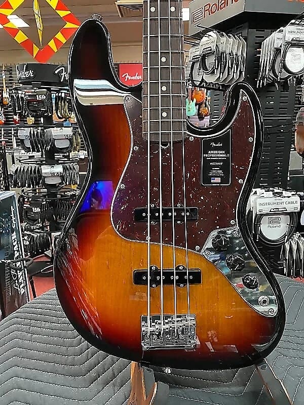 

Fender American Professional II Jazz Bass, накладка на гриф из палисандра, 3 цвета Sunburst American Professional II Jazz Bass, Rosewood Fingerboard, 3-Color Sunburst