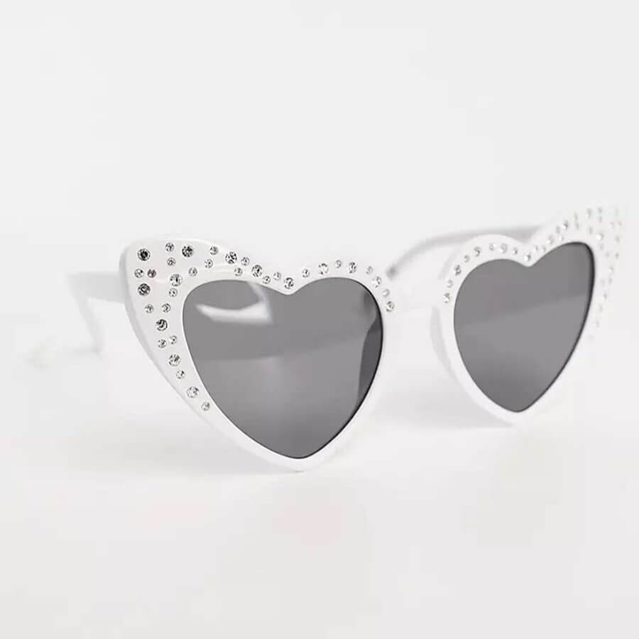 

Солнцезащитные очки Public Desire Embellished Heart Frame, белый