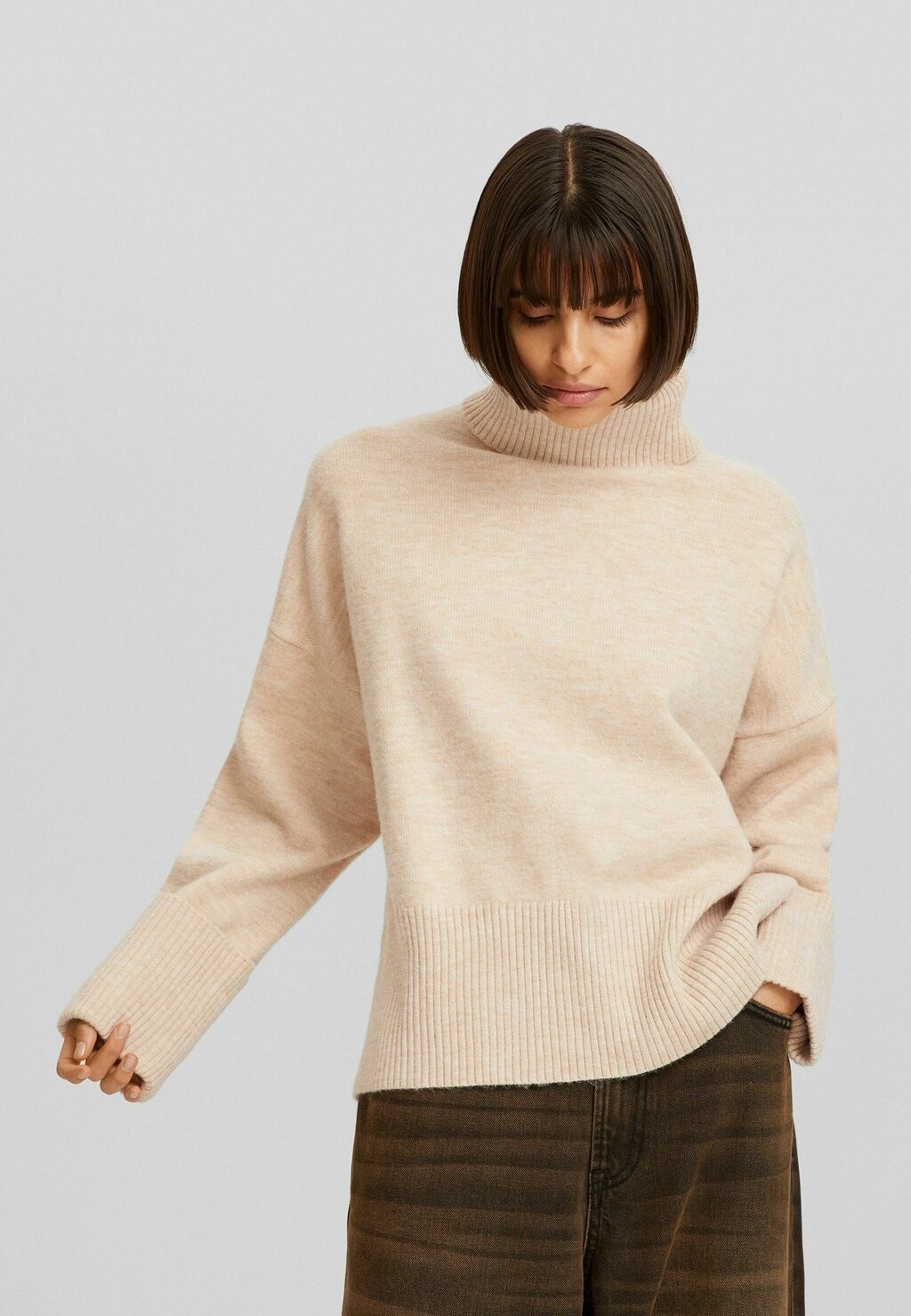 

Свитер High Neck Bershka, цвет sand