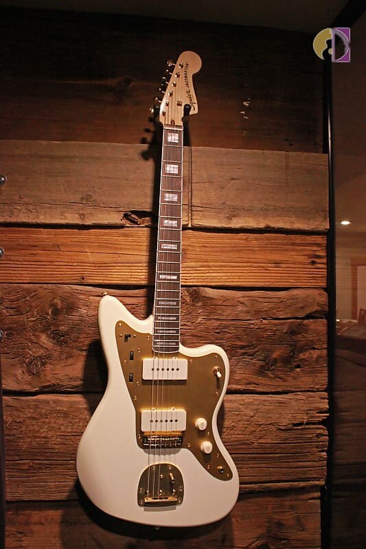 

Squier 40th Anniversary Gold Edition Jazzmaster, Olympic White - Бесплатная доставка ниже 48 США!