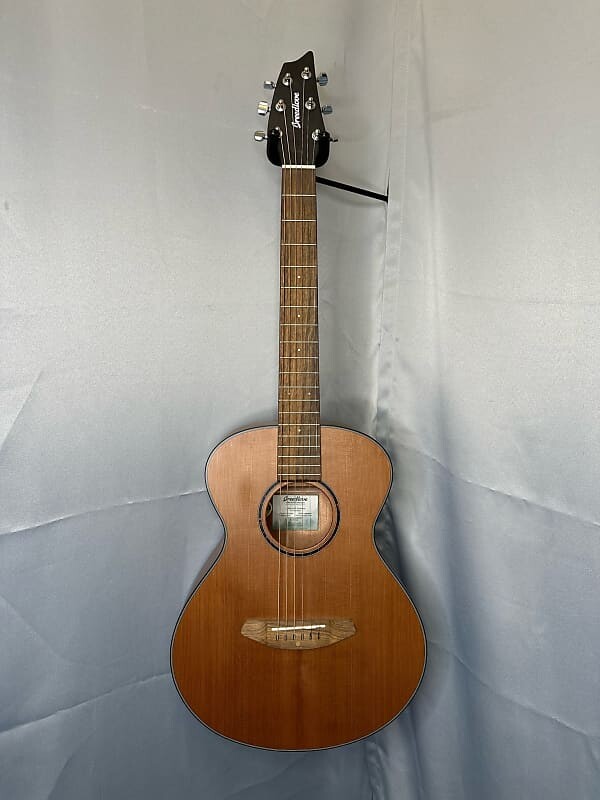 

Breedlove Discovery S Companion красный кедр/африканское красное дерево