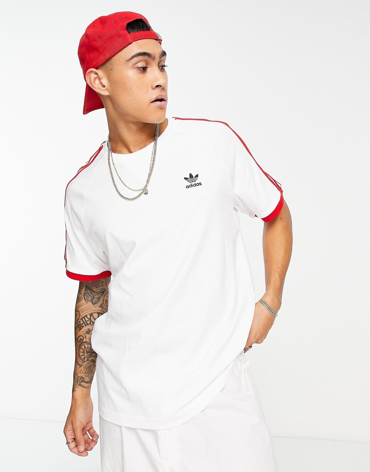 

Бело-красная футболка с 3 полосками adidas Originals