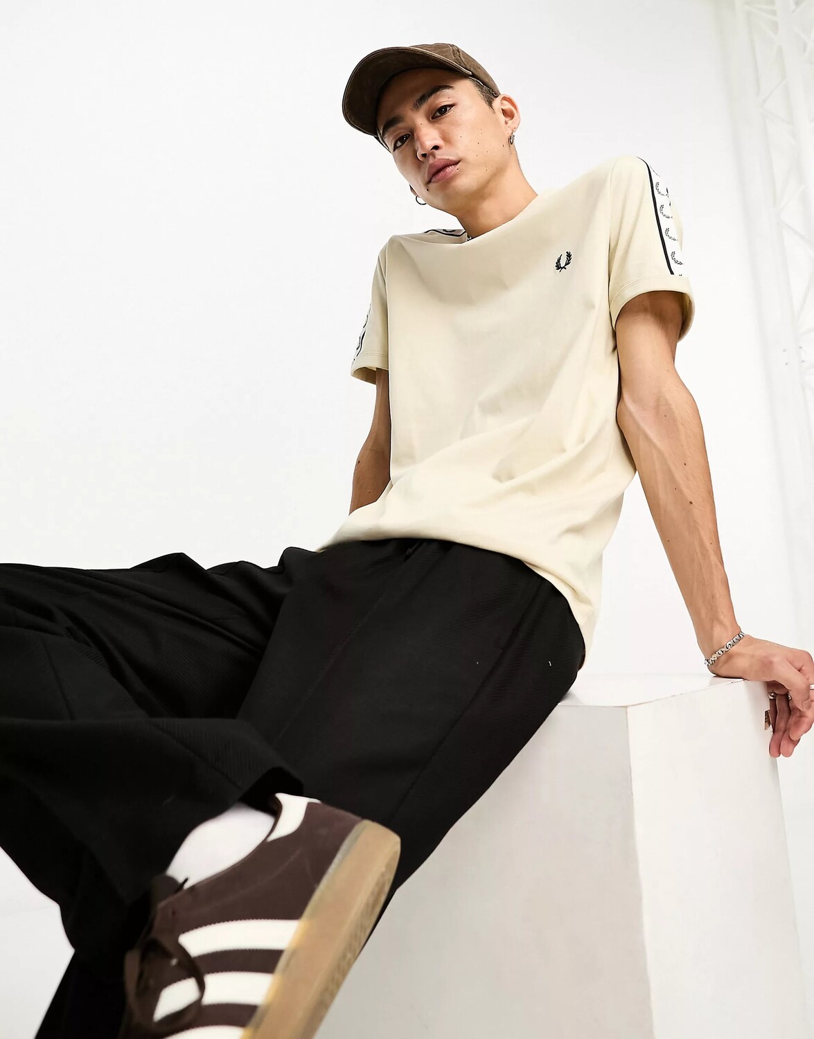 

Футболка Fred Perry Taped Ringer, бежевый