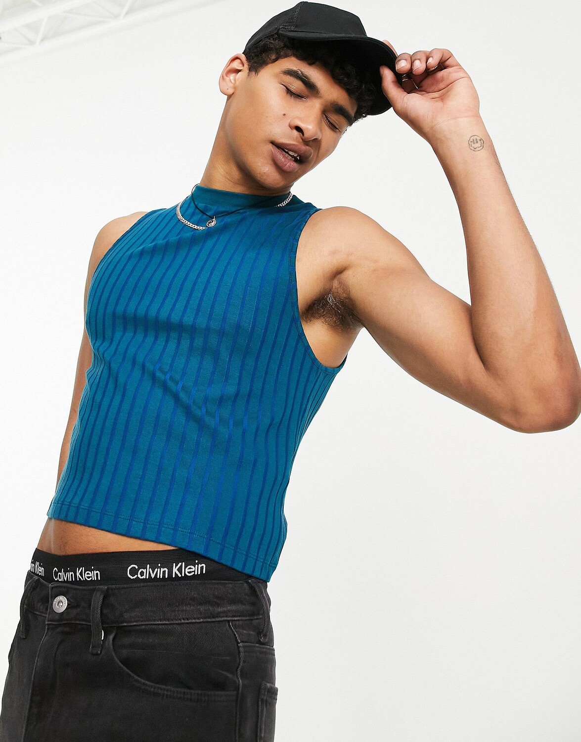 

Синяя двухцветная жилетка в рубчик ASOS DESIGN с вырезом на спине ASOS DESIGN