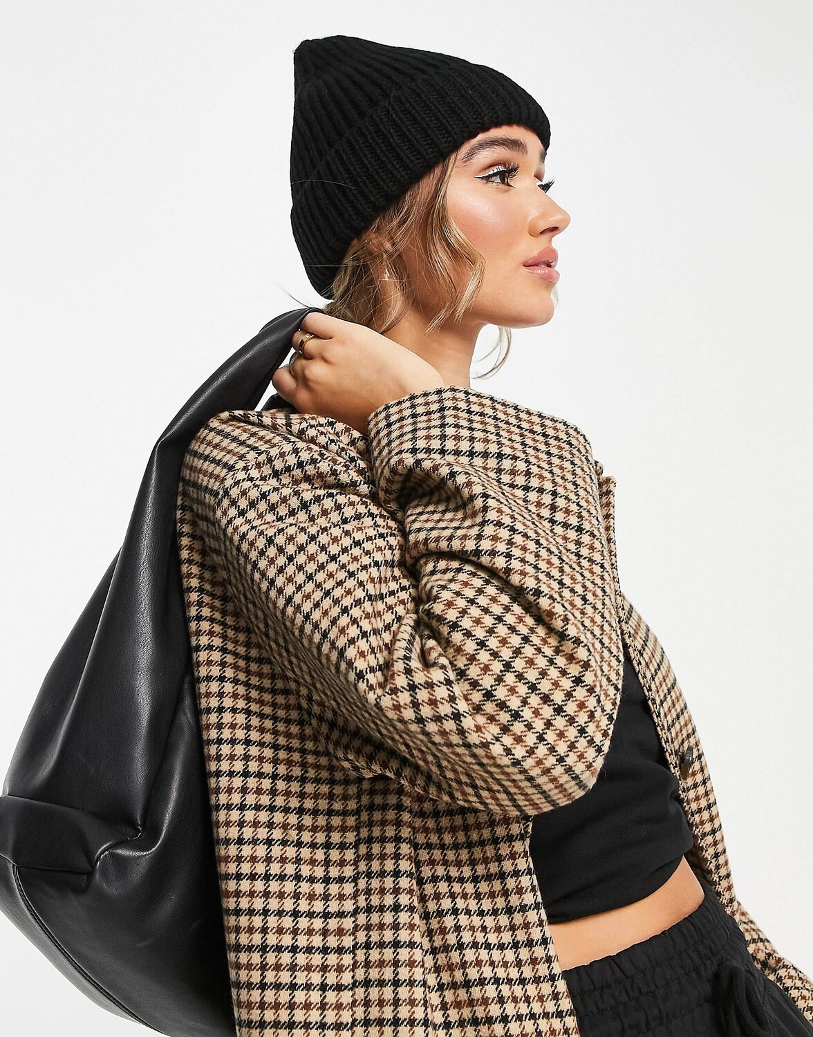 

Черная шапка из овечьей шерсти ASOS DESIGN