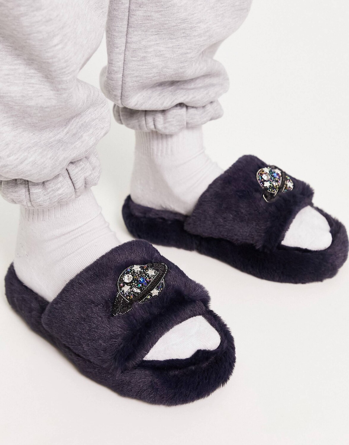 

Темно-синие массивные шлепанцы с украшением в виде планет ASOS DESIGN Zane