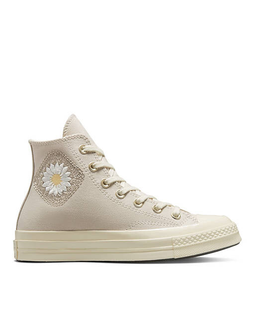 

Кроссовки крючком Converse Chuck 70 Hi с ромашками из песка пустыни