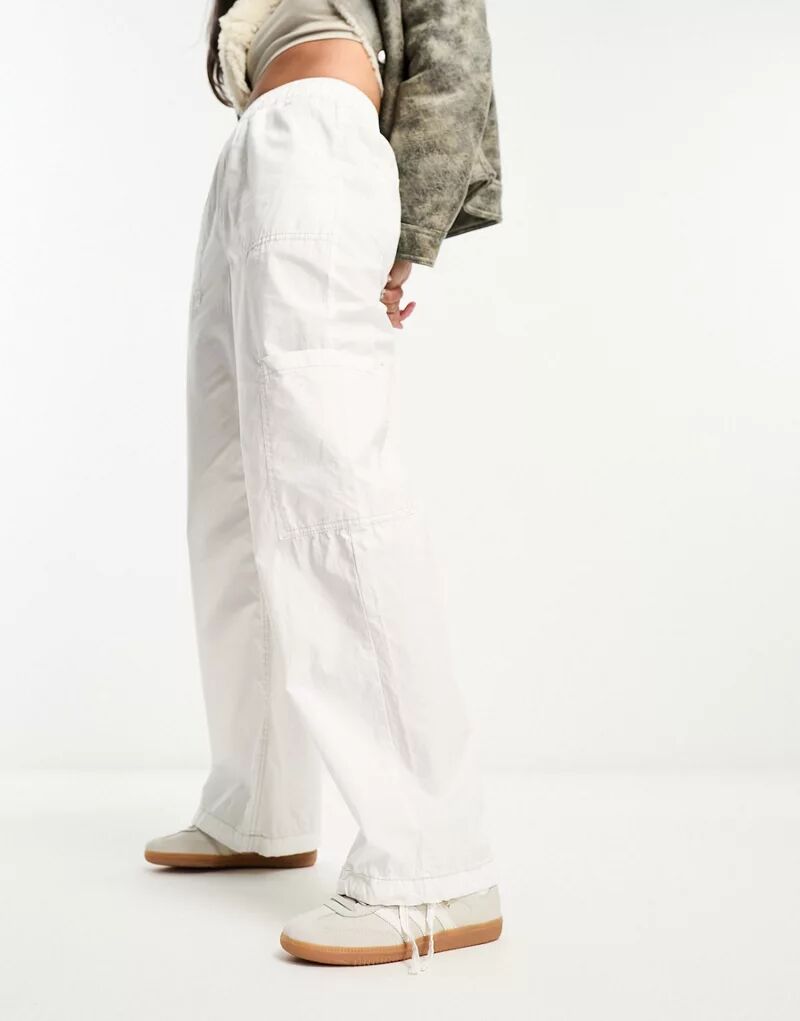 цена Белые брюки-карго узкого кроя без застежек ASOS