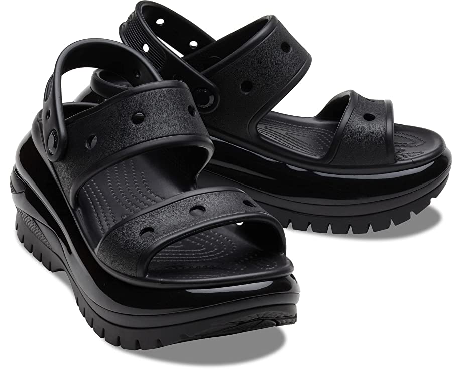 цена Туфли на каблуках Classic Mega Crush Sandal Crocs, черный