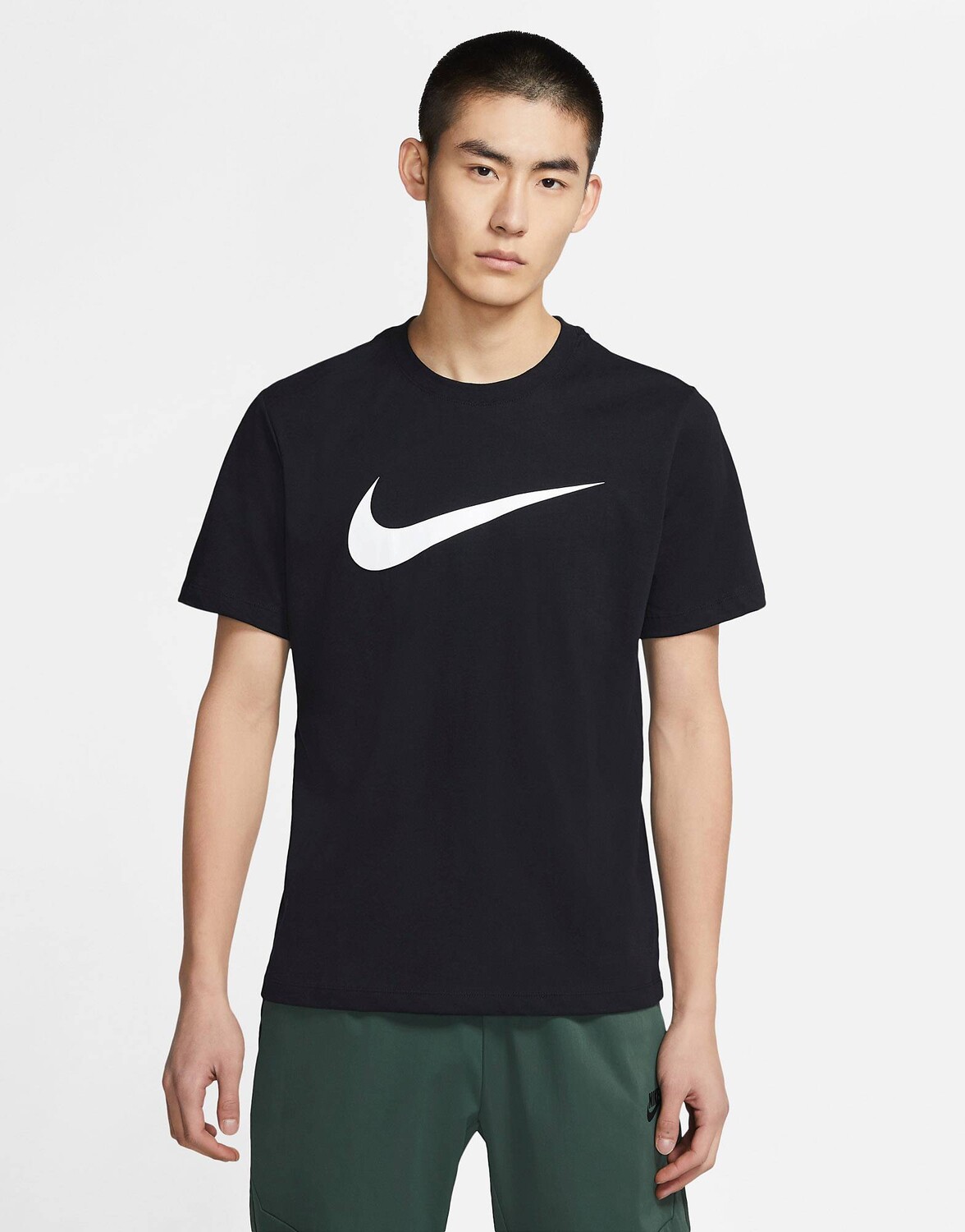 

Черная футболка с логотипом Nike Swoosh