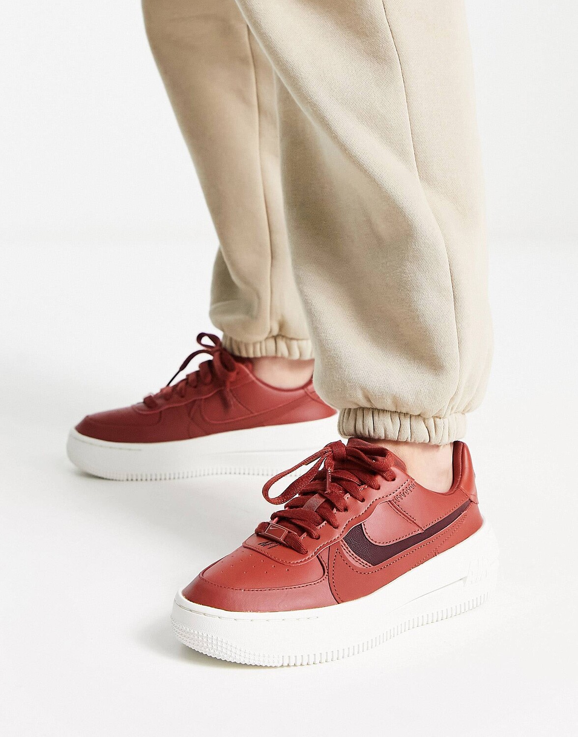

Коричневые кроссовки Nike Air Force 1 PLT.AF.ORM