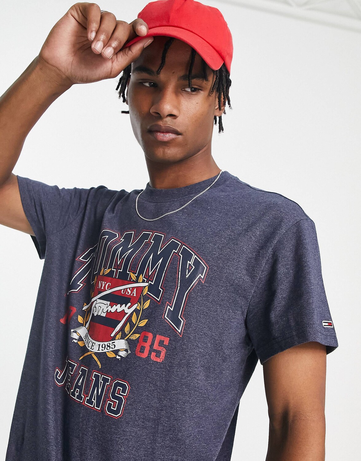 

Темно-синяя футболка Tommy Jeans с университетским принтом