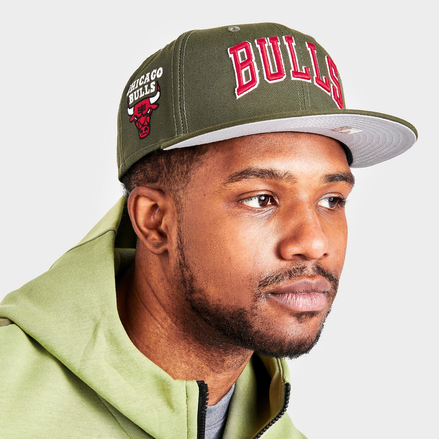 

New Era Chicago Bulls NBA Olive 59FIFTY Приталенная кепка, зеленый