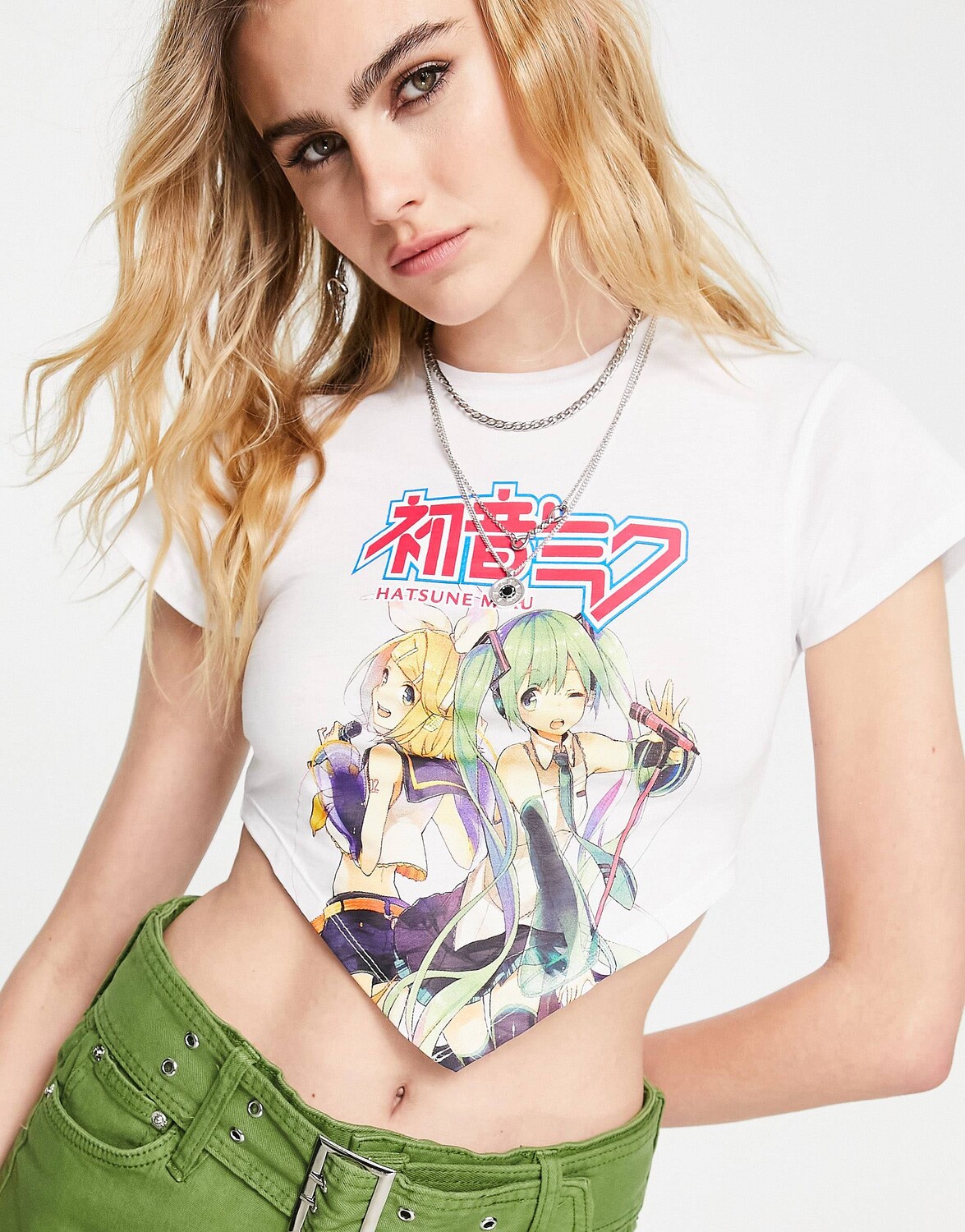 

Приталенная футболка с логотипом Hatsune Miku и шарфом по краю ASOS DESIGN Hatsune Miku