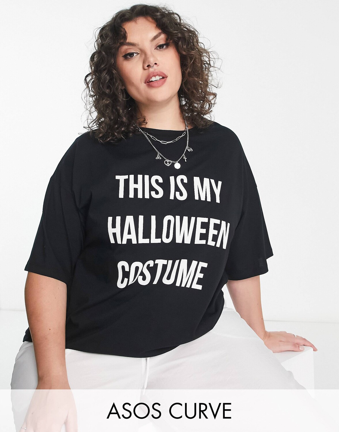 

Черная объемная футболка ASOS DESIGN Curve с костюмом this is my halloween, Черный