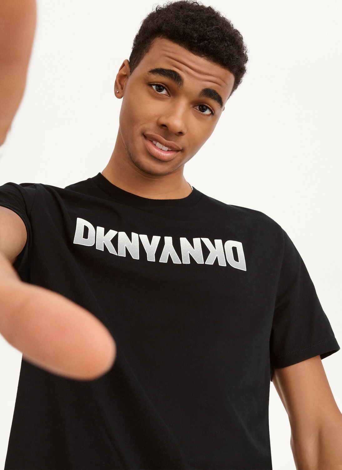 

Футболка с логотипом DKNY