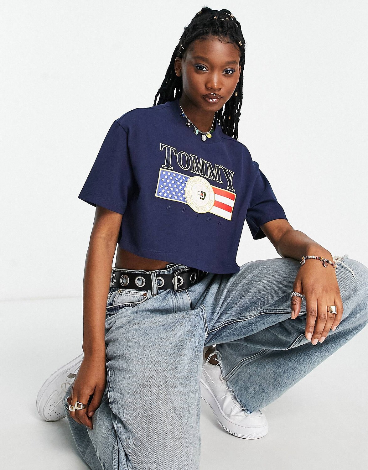 

Темно-синяя укороченная футболка с американским флагом Tommy Jeans