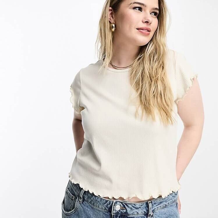 

Футболка Vero Moda Curve Lettuce Edge Cropped, бежевый