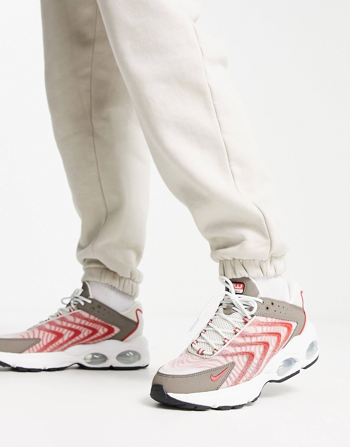 

Кроссовки Nike Air Max TW Next Nature цвета кости, красного и глиняного