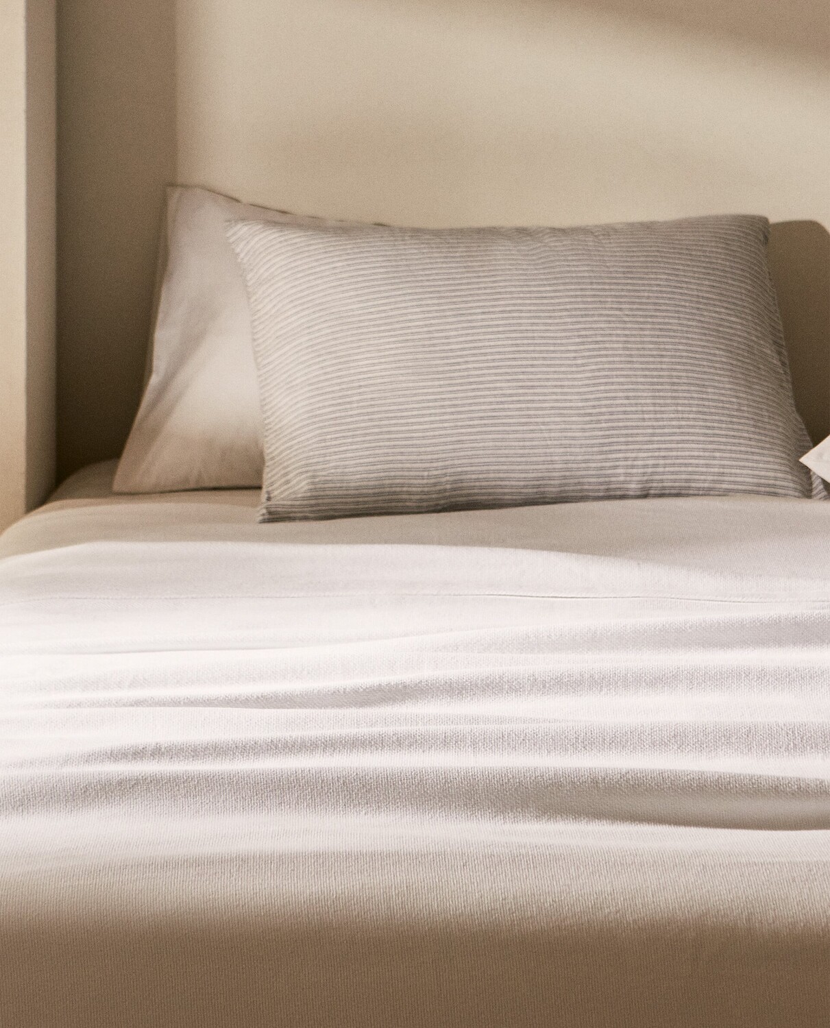 

Хлопковое покрывало Zara Home, белый