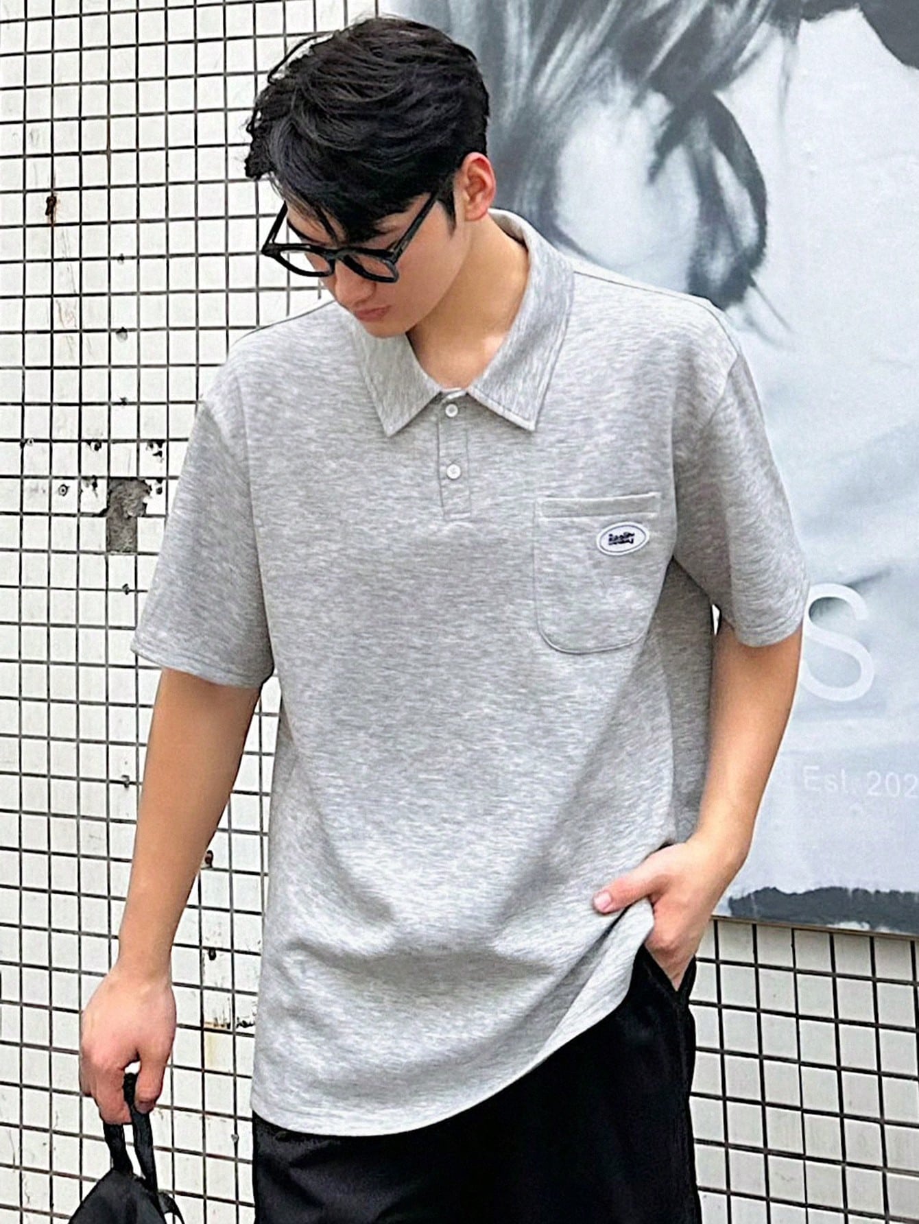 DAZY Мужская рубашка поло с короткими рукавами и нашивкой-логотипом на лето, светло-серый
