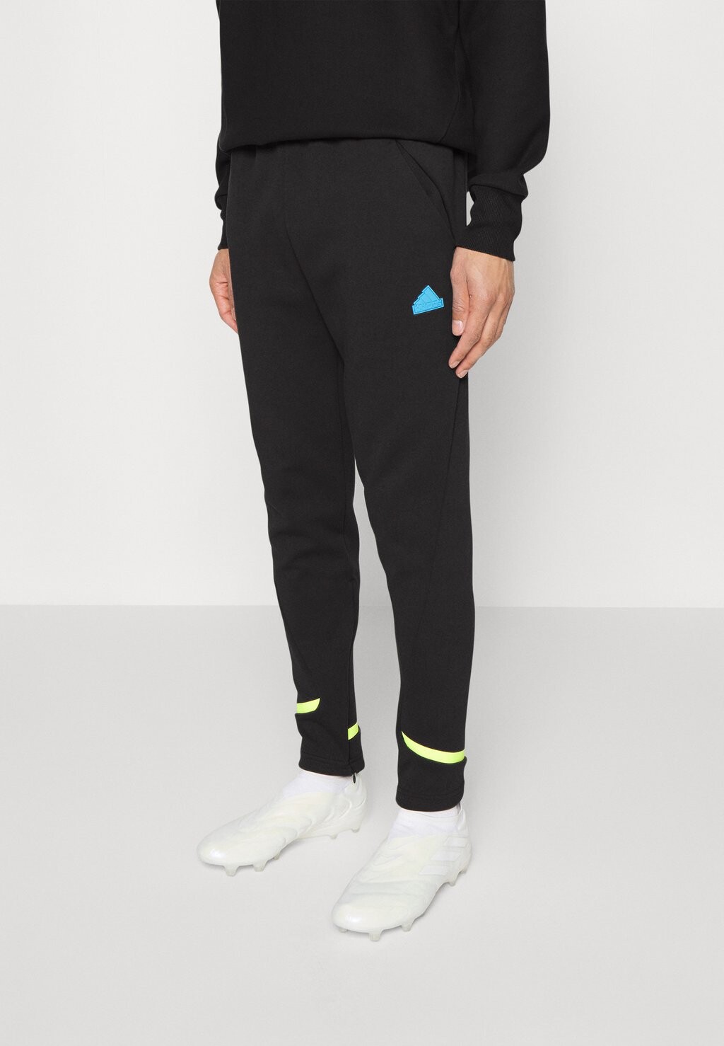 

Спортивные брюки Adidas