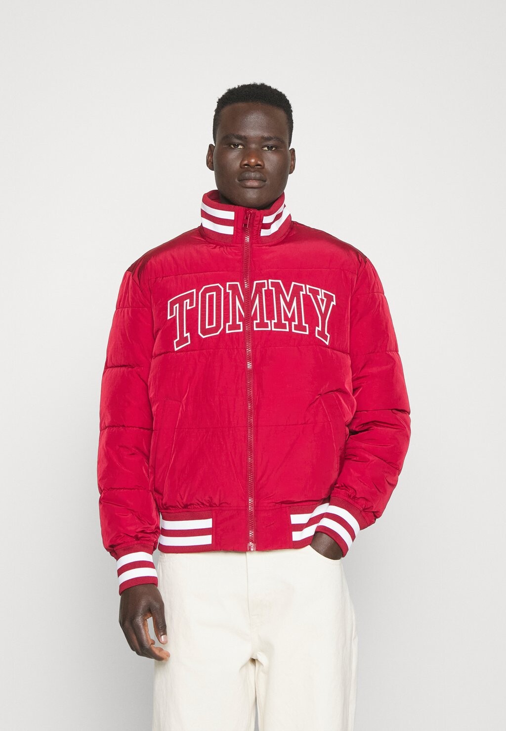 

Куртка Tommy Jeans НОВЫЙ УНИВЕРСАЛЬНЫЙ ПУФФ, красный