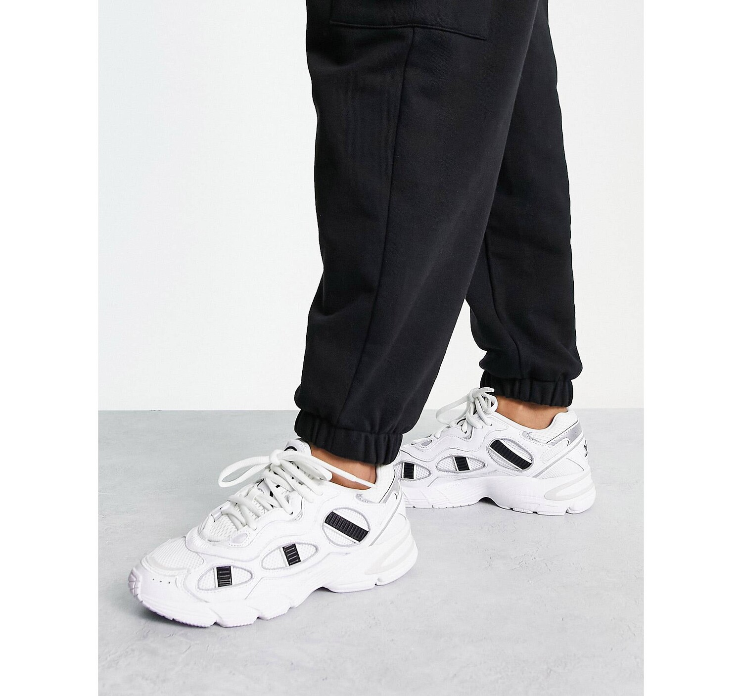 

Черно-белые кроссовки adidas Originals Astir SN