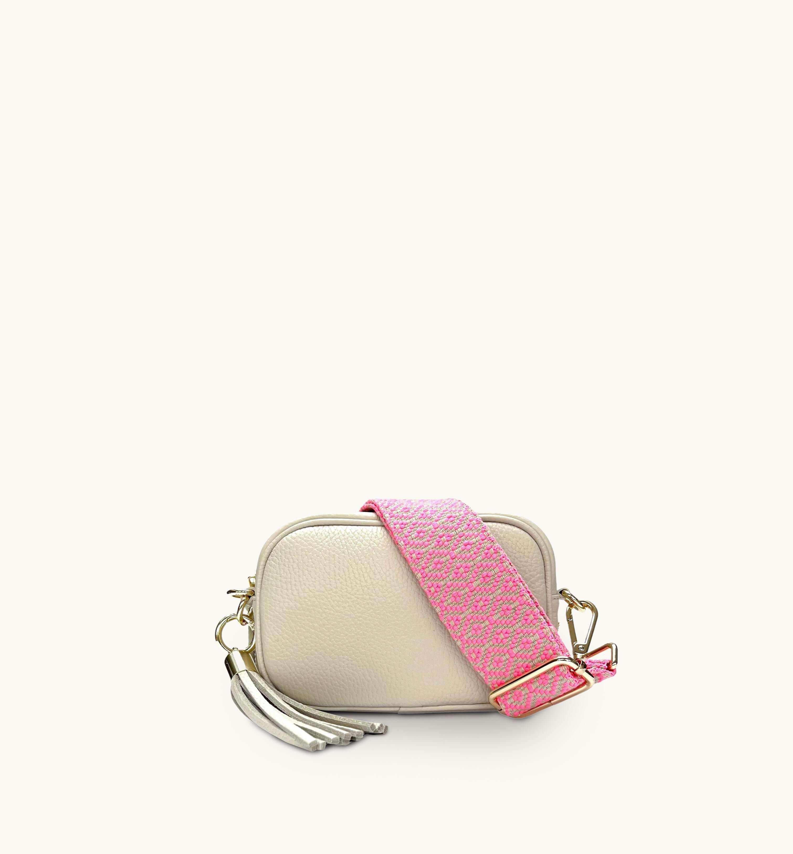 цена Кожаная сумка для телефона Mini с кисточками и неоново-розовым ремешком с вышивкой крестиком Apatchy London, бежевый