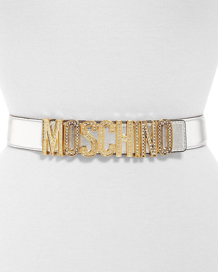 

Женский кожаный ремень с подвеской-логотипом Moschino