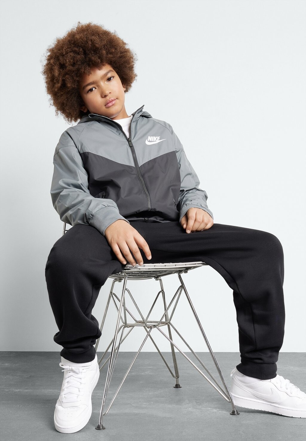

Куртка межсезонная Unisex Nike, цвет smoke grey/anthracite/white