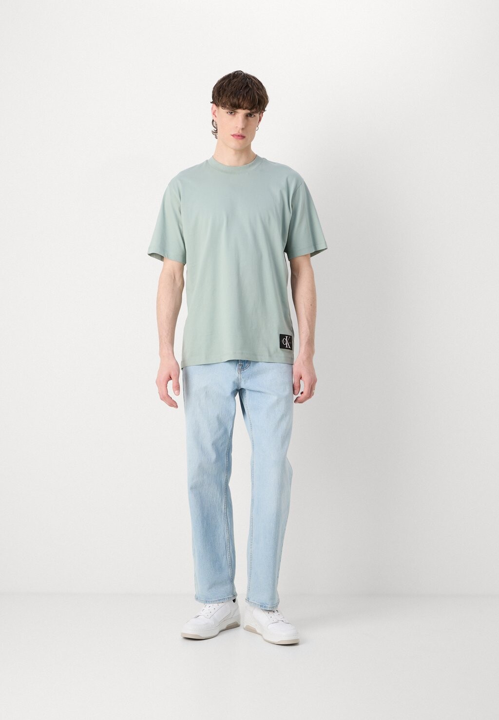 

Базовая футболка Badge Relaxed Tee Calvin Klein, шиферно-серая