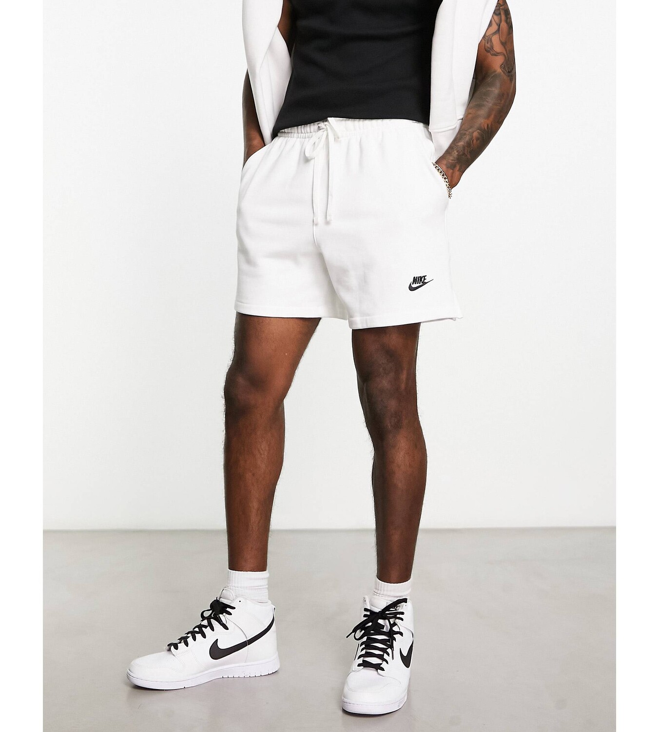 

Белые шорты Nike Club