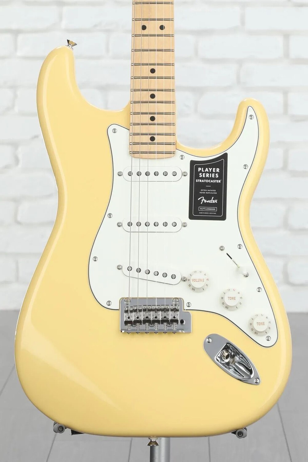 

Fender Player Stratocaster — сливочный крем с кленовой накладкой на гриф