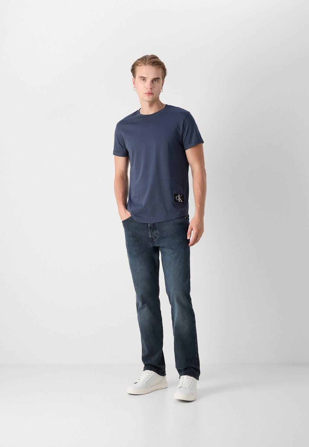 

Простая футболка BADGE TURN UP SLEEVE Calvin Klein, черный