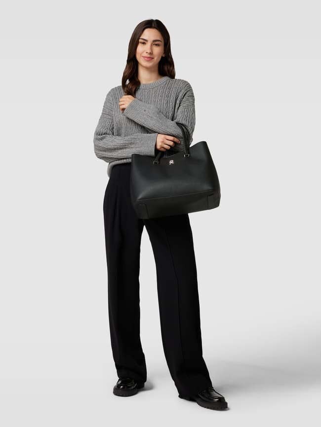 

Сумка с этикеткой Tommy Hilfiger, черный