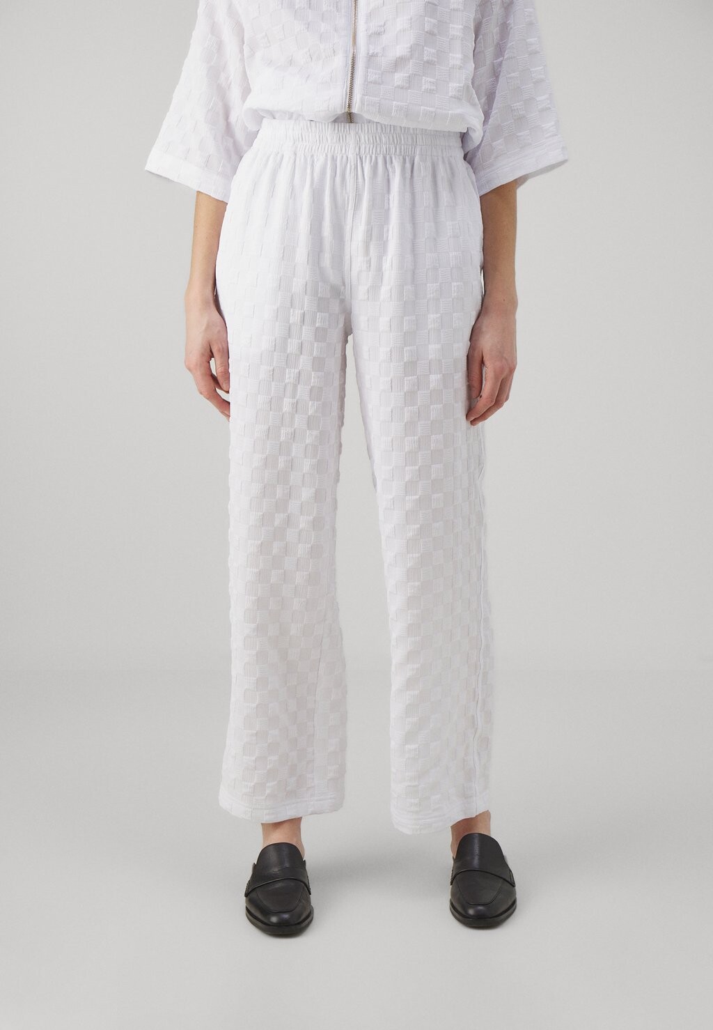 

Брюки PANTALONI Armani Exchange, белый