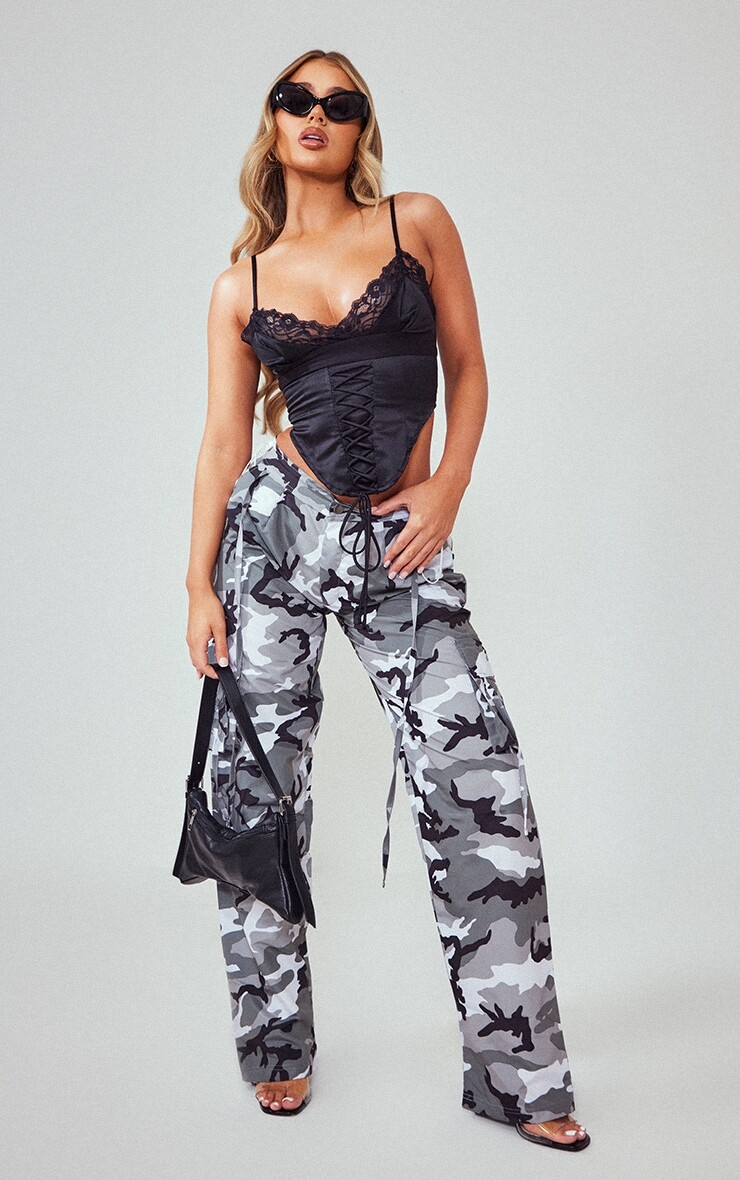 

PrettyLittleThing Легкие брюки-карго с низкой посадкой серого цвета с камуфляжным принтом, Серый