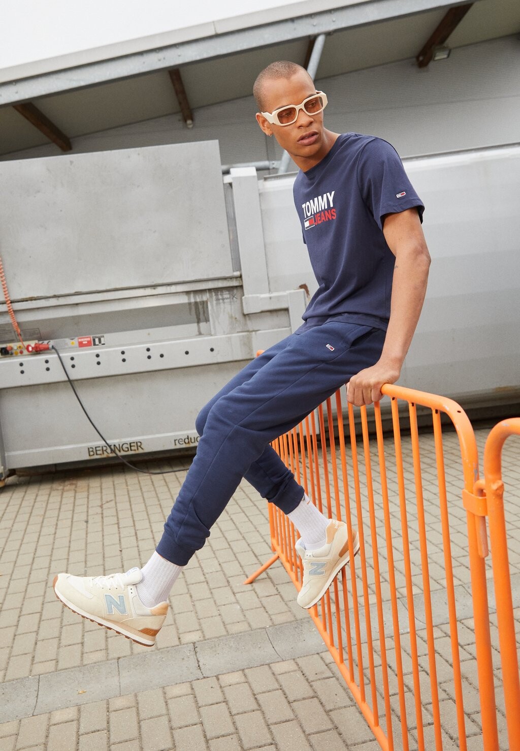 

Спортивные брюки Tommy Jeans, сумеречный темно-синий