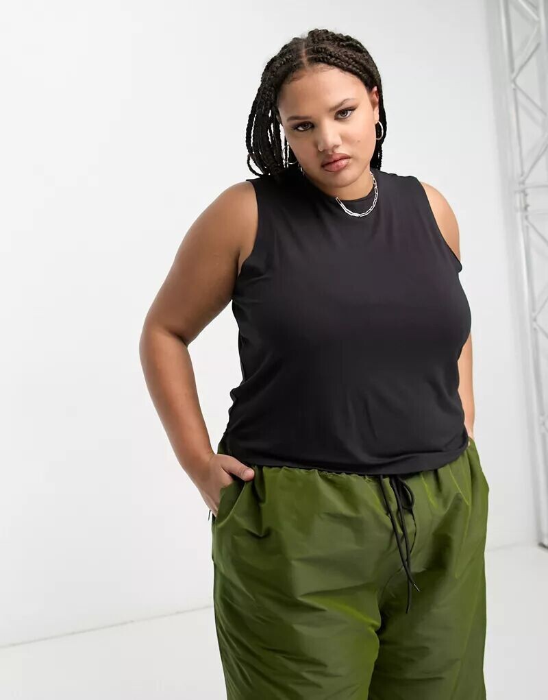 

Черный топ на бретелях ASOS DESIGN Curve с глубоким вырезом и необработанными проймами