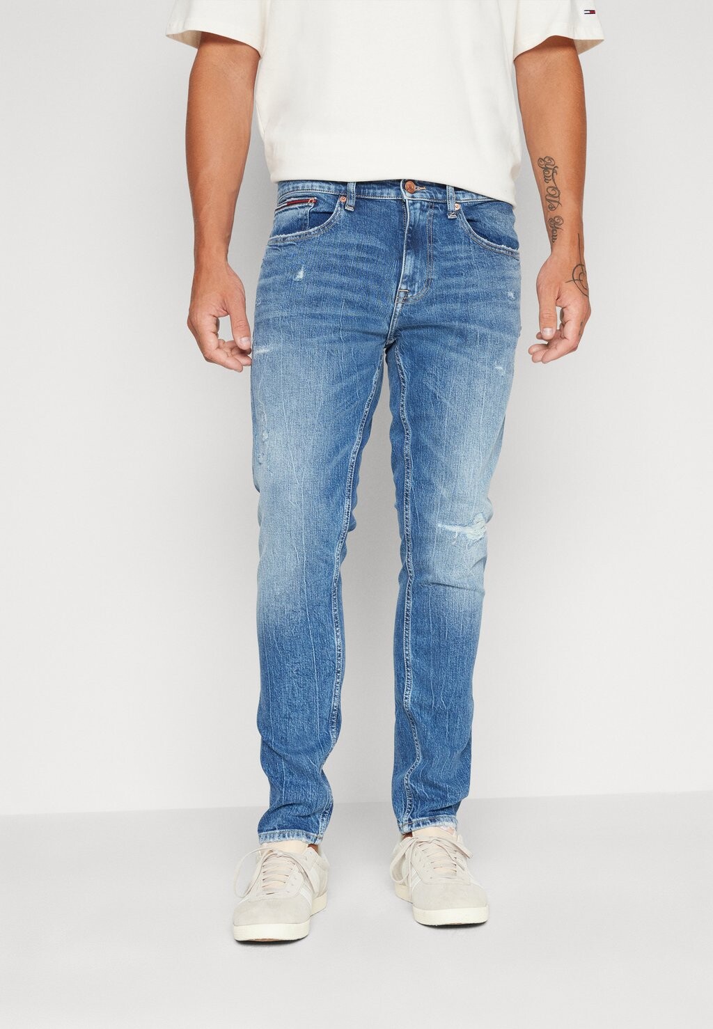 цена Джинсы Tapered Fit AUSTIN SLIM TAPERED Tommy Jeans, средний деним