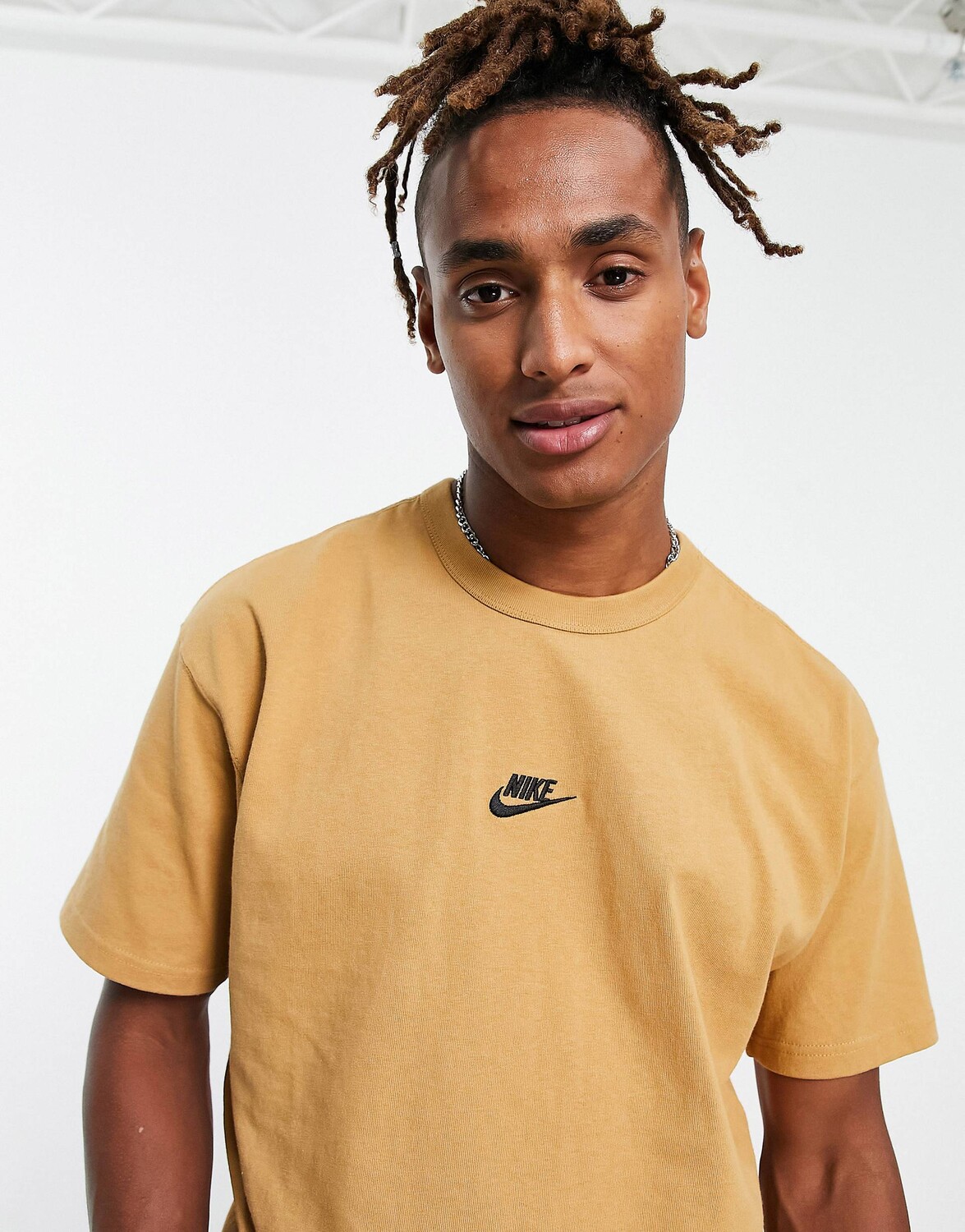 

Тяжелая футболка Nike Premium Essentials цвета элементарного золота, Желтый